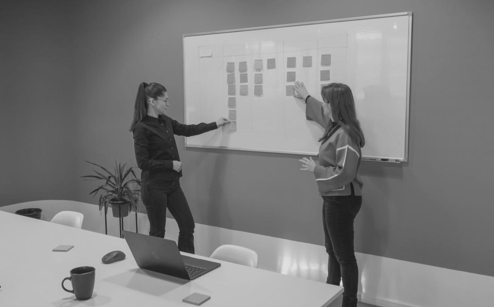 Espace de travail organisé avec documents financiers et calculatrice